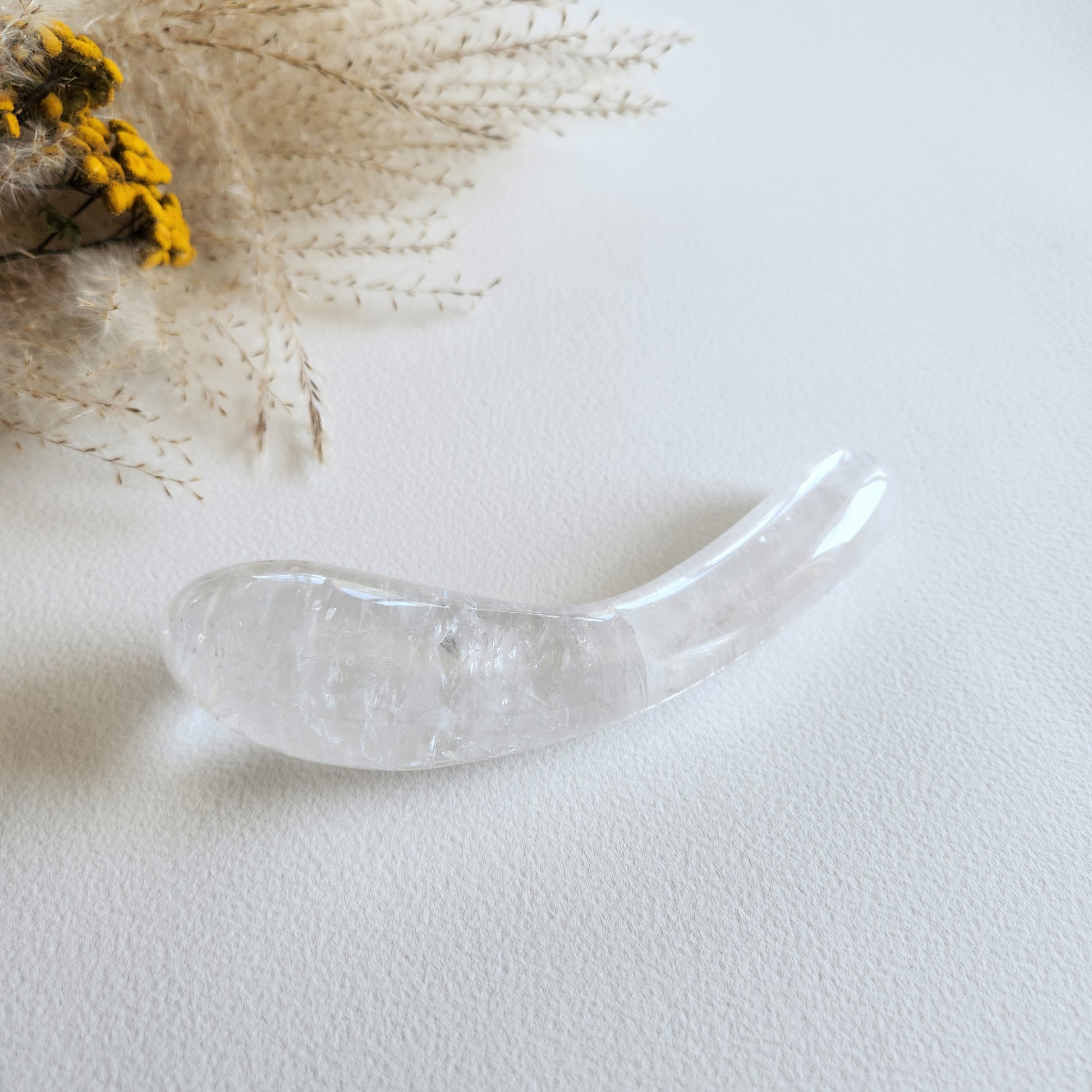 Versatile clear quartz crystal dildo with dual-sized curved shape